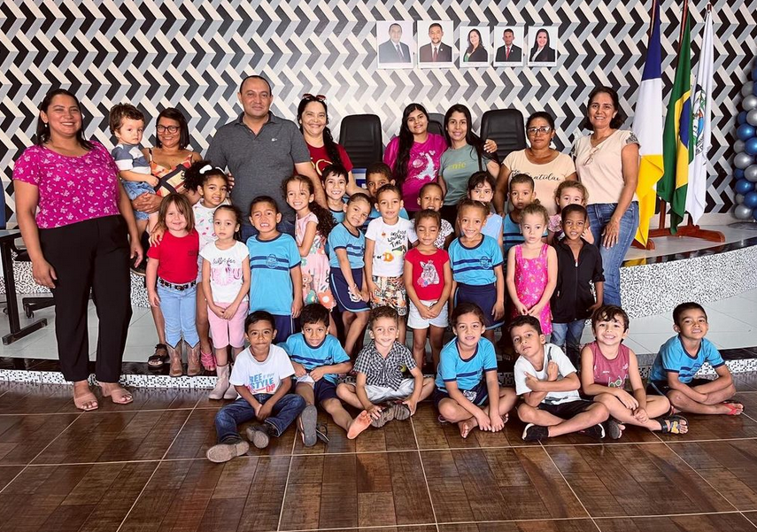 Turminha do Centro Educacional Municipal Santa Rita de Cássia visita a Câmara Municipal de Divinópolis e aprende sobre a história da cidade